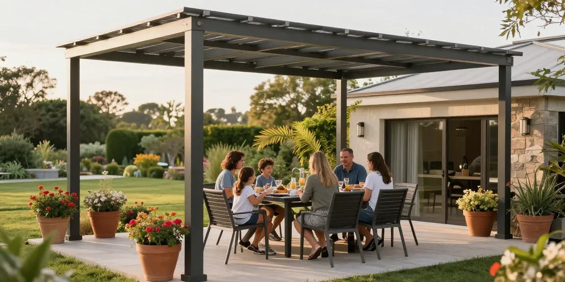 Moderne Terrassenüberdachungen mit Familie im Garten bei schönem Wetter